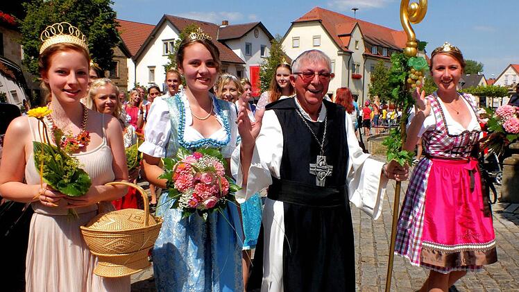 Die Symbolfigur Abt-Degen, Richard Schlegelmilch (Zeil), hier mit den Weinprinzessinnen, reimte: "Abt-Degen-Weintal, Frankens junger Stern, deine Weine trinkt ein jeder gern. Hoch lebe Sand am Main. Hoch lebe das Weinfest 2015 am Altmain".