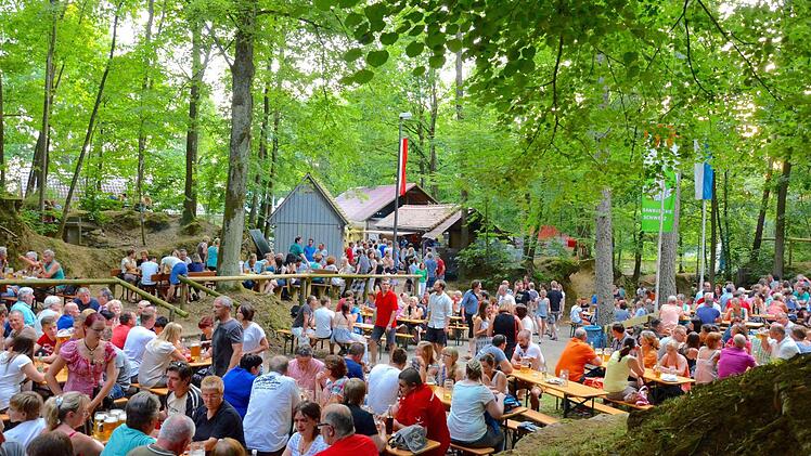 In diesem Jahr fanden sich wieder viele Besucher zum Kirschenfestauftakt ein. Foto: Wilfried Roppelt