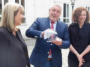 OB Norbert Tessmer griff nach der Verleihung zum Poliertuch und brachte den gläsernen Preis noch mehr zum Glänzen. Links Bürgermeisterin Birgit Weber, rechts Franziska Gläsing (hotel.de). Foto: Oliver Schmidt