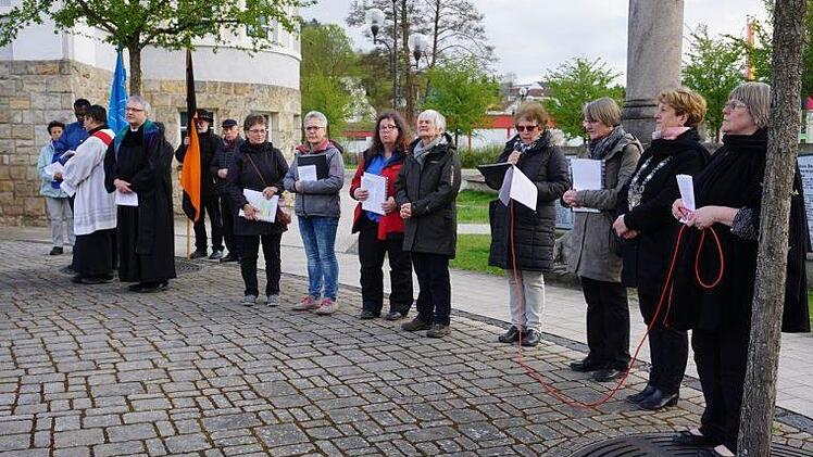 An den verschiedenen Stationen erfolgten Lesungen. Foto: Marion Eckert