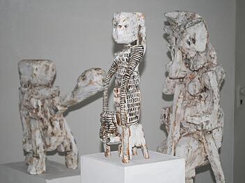 Babel im Coburger Kunstverein: Selbst die Figuren Klaus Hacks tragenden Turmbau in sich.  Fotos: Carolin Herrmann