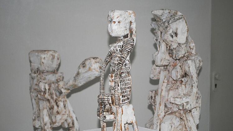 Babel im Coburger Kunstverein: Selbst die Figuren Klaus Hacks tragenden Turmbau in sich.  Fotos: Carolin Herrmann