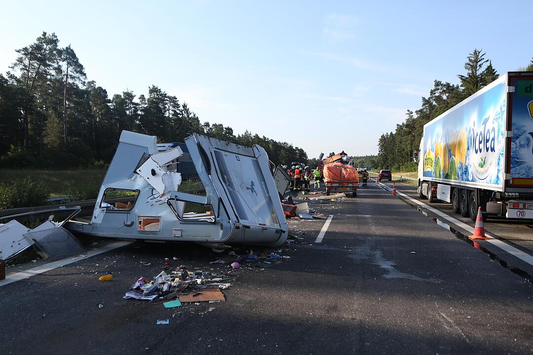 Polizei sieht rot: Bereits mehr als 20 Gaffer herausgezogen - Wohnmobilfahrer kollidiert beim Überholen mit Lastwagen