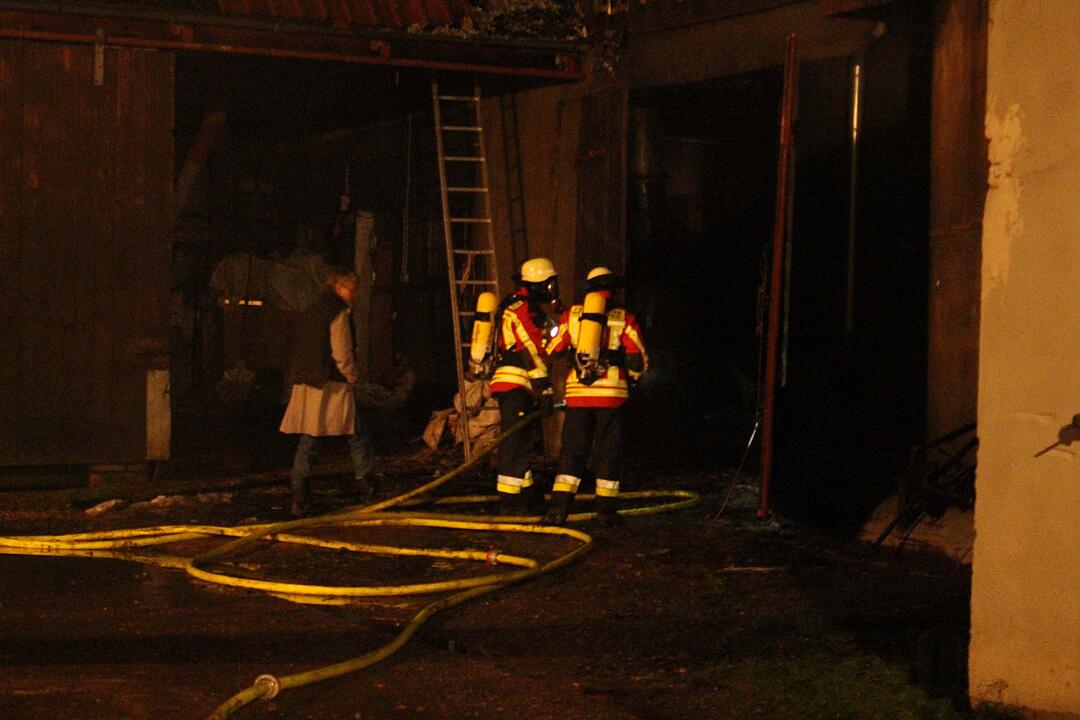 Scheune im Kreis Bayreuth in Flammen: über 100 Tiere vor Flammen gerettet