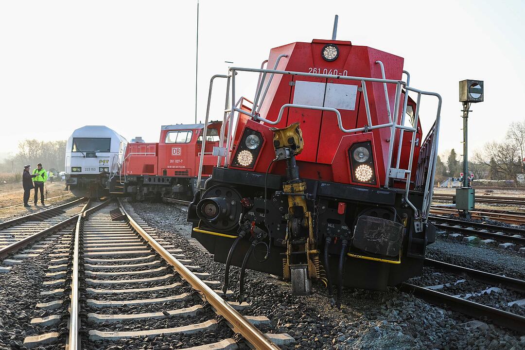 Güterzüge krachen ineinander: Waggons entgleisen