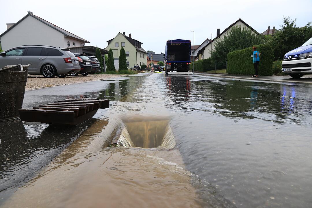 Autos versinken in Wassermassen in Heroldsbach