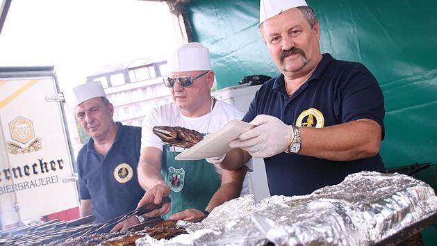 Die Bad Kissinger Sportangler heizen den Rakoczy-Besuchern beim Makrelen-Grillen im Rosengarten ordentlich ein. Foto: Teresa Hirschberg