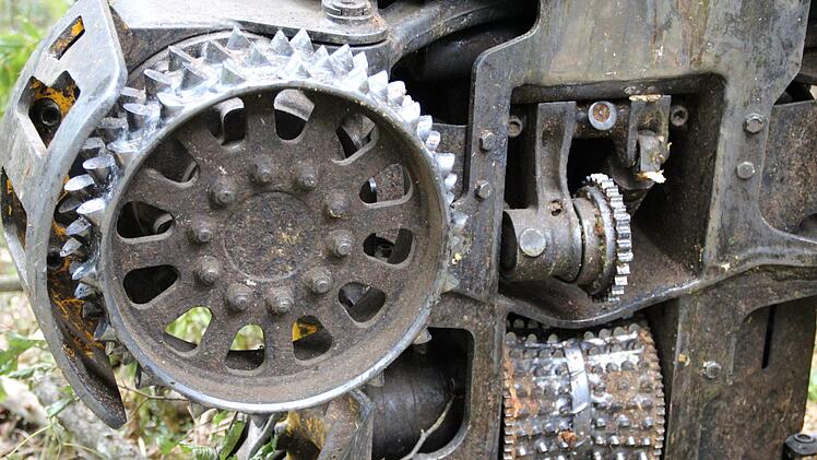 Die F&ouml;rderwalzen, die den Baumstamm beim Harvester in Richtung der S&auml;ge bef&ouml;rdern. Foto: Johannes Schlereth