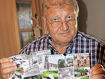 Günter Böhlein zeigt seine bisherigen Werke, der Kalender für das nächste Jahr kann bei ihm erworben werden. Foto: Michael Wunder