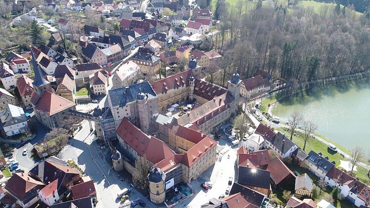 Thurnau kümmert sich um die Bewahrung historischer Bausubstanz, sagte Regierungspräsidentin Heidrun Piewernitz in ihrer Laudatio. Seit Jahren laufen  Sanierungsarbeiten in der Schlossanlage (Bildmitte). Foto: Markt Thurnau