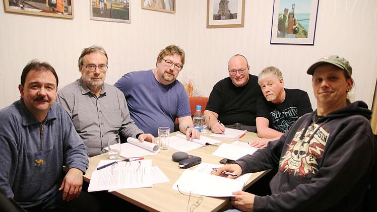 Was wie die Sitzung eines Rechnungsprüfungsausschusses anmutet, ist harte Arbeit am nächsten Programm im KKB. Von links: Uwe Bär, Richard Kofer, Bernhard Fiedler, Roland Jonak, Lothar Groß und Stefan Eichner. Foto: Klaus Klaschka
