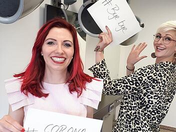 Eine neue Frisur macht doch gleich gute Laune: Laura und Juliette Gottstein haben ein paar Frisuren auf Lager, wie man den Ansatz bis zum 4. Mai noch gut verstecken kann.  Fotos: Sabine Memmel