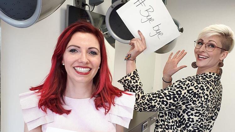 Eine neue Frisur macht doch gleich gute Laune: Laura und Juliette Gottstein haben ein paar Frisuren auf Lager, wie man den Ansatz bis zum 4. Mai noch gut verstecken kann.  Fotos: Sabine Memmel