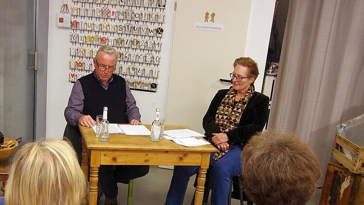 Sigismund von Dobschütz und Nicole Henneberg bei einer Lesung, die zum Programm der Jüdischen Kulturtage gehört und Werke von Gabriele Tergit ins Blickfeld rückt. Foto: Klaus Werner
