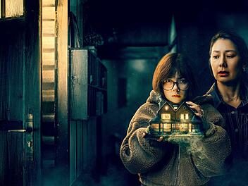 ARD-Mystery-Serie "House of Yang": Jessie (Elisa Hofmann, rechts) und Teenagertochter Mila (Purnima Gr&auml;tz) tauchen in Jessies Elternhaus und seine komplexe Geschichte ein.