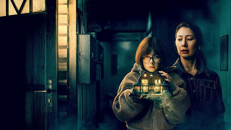 ARD-Mystery-Serie "House of Yang": Jessie (Elisa Hofmann, rechts) und Teenagertochter Mila (Purnima Gr&auml;tz) tauchen in Jessies Elternhaus und seine komplexe Geschichte ein.