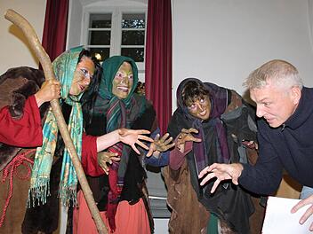 Sie wollen das Publikum in Ludwigsstadt begeistern. Im Bild (von links): Silke Conrad, Andrea Früchtl, Astrid Vetter mit Daniel Leistner bei den Proben. Foto: Veronika Schadeck