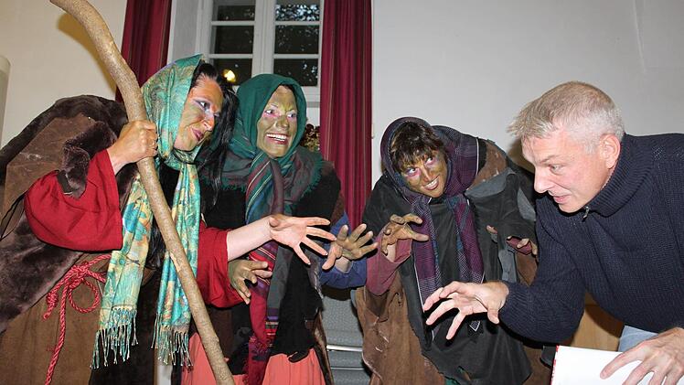 Sie wollen das Publikum in Ludwigsstadt begeistern. Im Bild (von links): Silke Conrad, Andrea Früchtl, Astrid Vetter mit Daniel Leistner bei den Proben. Foto: Veronika Schadeck