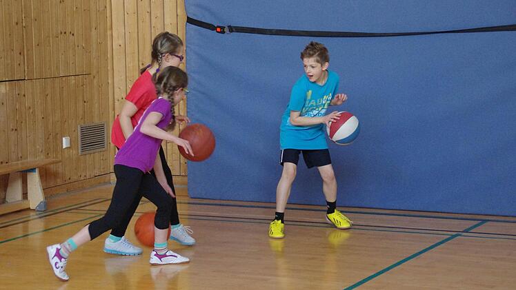 In der Halle der Turnerschaft spielten die Schüler der vierten Klassen Basketball. Foto: Marco Meißner