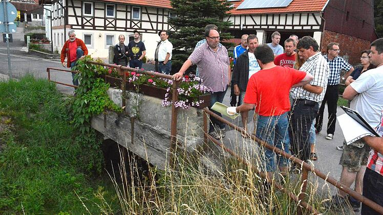 Der Zabelsbach dient auch als Löschwasserreserve und wird durch ein Wehr angestaut.