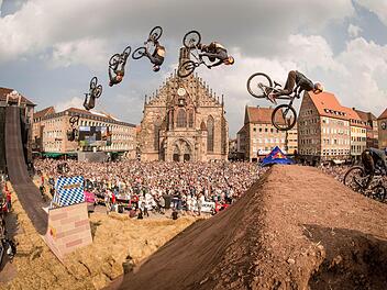 Brandon Semenuk fliegt über den Hauptmarkt Foto: Red Bull