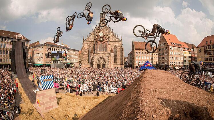 Brandon Semenuk fliegt über den Hauptmarkt Foto: Red Bull