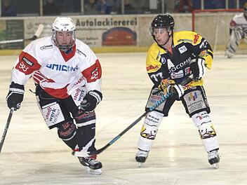 Für Philipp Bates (links) und seine Teamkollegen beginnt am Wochenende mit den ersten beiden Testpartien die "heiße Phase" der Vorbereitung auf die Eishockey-Landesligasaison.