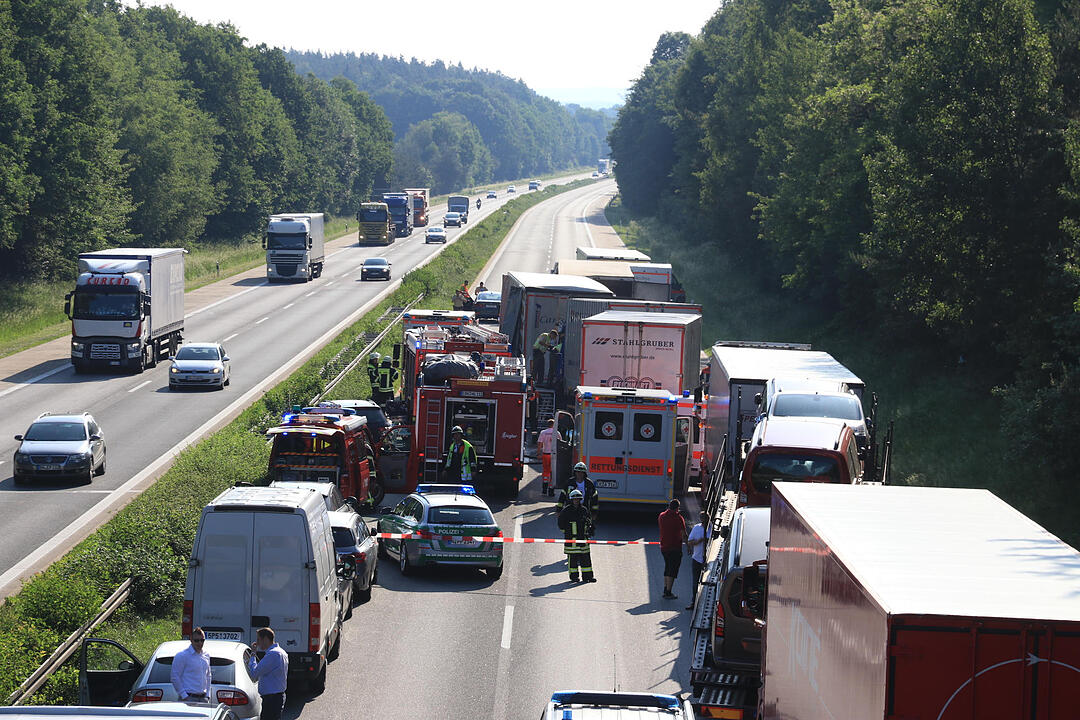 Schwerer Lkw-Unfall auf A3 sorgt für Vollsperrung