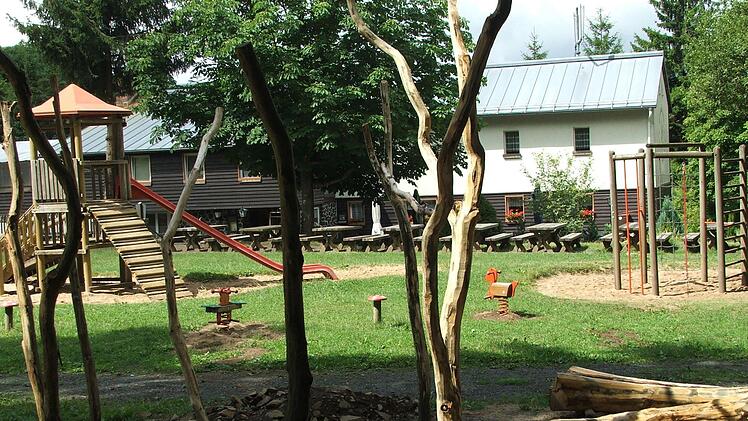Das Berghaus Rhön schließt Ende Oktober. Neu entstehen soll es 2018 unterhalb des Tintenfass-Sees. Isolde Krapf