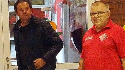 Thomas Neder und Harald Endert bei der Sortenbestimmung Foto: Heinz Stammberger