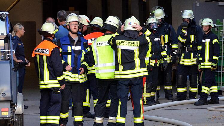 Insgesamt vier Atemschutztrupps gelang es, den Brand im Untergeschoss rasch zu löschen.Peter Rauch