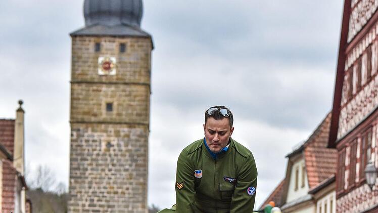 Der Eberner Gaudiwurm trotzte dem trüben Wetter und versprühte tolle Faschingsstimmung. Foto: Ryan Evans