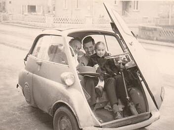 Ingemar Schoen mit Nichte und Schwager 1964 in seiner Isetta   Foto: privat