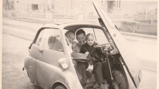 Ingemar Schoen mit Nichte und Schwager 1964 in seiner Isetta   Foto: privat
