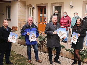 Anja Hegen, Einrichtungsleiterin der Rummelsberger Diakonie (rechts) in Ebern, freute sich mit einigen Bewohnern, als die Bürgermeister (weiter von rechts) Jürgen Hennemann, Markus Oppelt und Steffen Kropp die Adventskalender überbrachten. Helmut Will