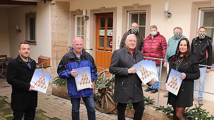 Anja Hegen, Einrichtungsleiterin der Rummelsberger Diakonie (rechts) in Ebern, freute sich mit einigen Bewohnern, als die Bürgermeister (weiter von rechts) Jürgen Hennemann, Markus Oppelt und Steffen Kropp die Adventskalender überbrachten. Helmut Will