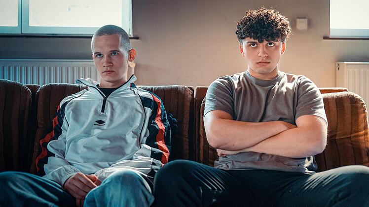 Sie geh&ouml;ren zu den &Auml;lteren in der Wohngruppe: Leon (Tristan Witzel, links) und Mo (Rena Hussin) sind Kumpels und blicken bereits auf ein "schwieriges" Vorleben zur&uuml;ck. Die Wohngruppe scheint ihre letzte Chance zu sein.