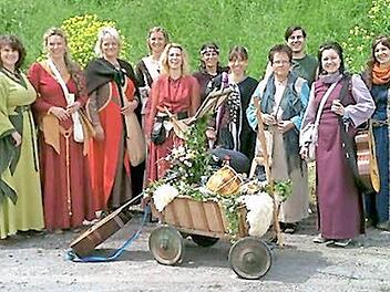 Die "Fuschter Troubadours": Birgit Schultz, Renate Böse, Beate Weimar-Stockmann, Brigitte Burdack, Julia Manninger, Lisa Schaupp, Elke Schaub, Dietlinde Volpert, Benedict Schaupp, Tina Stockmann und Andrea Altmann (von links). Foto: Manninger