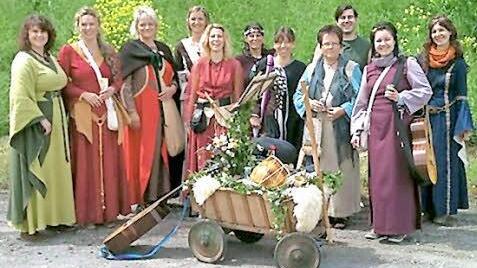 Die "Fuschter Troubadours": Birgit Schultz, Renate Böse, Beate Weimar-Stockmann, Brigitte Burdack, Julia Manninger, Lisa Schaupp, Elke Schaub, Dietlinde Volpert, Benedict Schaupp, Tina Stockmann und Andrea Altmann (von links). Foto: Manninger