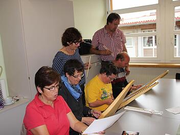 Rosemarie Schmitt, Sabine Hegenhan und Gerd Bieber proben zusammen mit Florian und Alexander das chinesische Volkslied "Mo Li Huan",  Foto: Heike Beudert