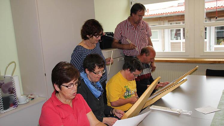 Rosemarie Schmitt, Sabine Hegenhan und Gerd Bieber proben zusammen mit Florian und Alexander das chinesische Volkslied "Mo Li Huan",  Foto: Heike Beudert