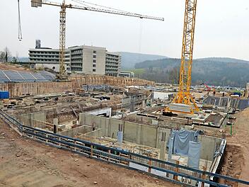 Es geht voran auf der Krankenhausbaustelle in Lichtenfels, nicht zuletzt, weil die Witterung mitspielte. Die Böschungen wie hier links zu sehen wurden mit Folie abgedichtet, um bei Niederschlägen ein Abrutschen von Erdreich zu verhindern. Der Baukran rechts im Bild steht im Lichthof des neuen Klinikums. Hinten das Helmut-G.-Walther-Klinikum. Foto: Ronald Rinklef