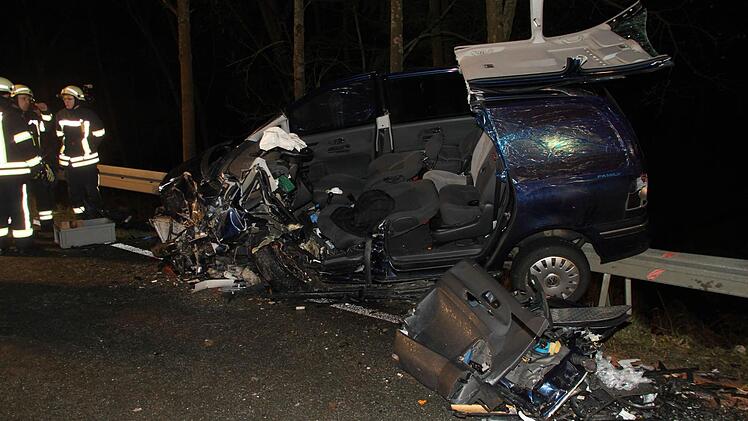 Aus dem blauen VW Sharan musste die eingeklemmte Fahrerin ... Foto: Stephan Tiroch   