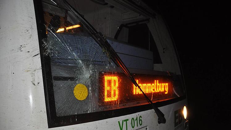 Eine gesprungene Frontscheibe war zunächst der einzige offensichtliche Schade am Zug. Ob der Unterboden und das Fahrwerk beschädigt wurde, ist noch unklar.  Foto: Ralf Ruppert