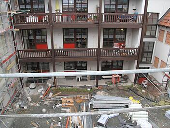 Durch den Neubau entsteht auch ein Innenhof. Speziell für Menschen mit Demenz ist dies eine Verbesserung, denn sie können sich im Freien aufhalten, ohne dass die Gefahr besteht, dass sie das Areal des Heiner-Steinglein-Seniorenheims verlassen. Foto: Sonny Adam