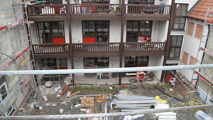 Durch den Neubau entsteht auch ein Innenhof. Speziell für Menschen mit Demenz ist dies eine Verbesserung, denn sie können sich im Freien aufhalten, ohne dass die Gefahr besteht, dass sie das Areal des Heiner-Steinglein-Seniorenheims verlassen. Foto: Sonny Adam