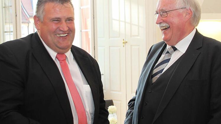 Zwei Schwergewichte: Ex-Regierungspräsident Wilhelm Wenning (rechts) und der Kreisvorsitzende des Bayerischen Gemeindetags, Himmelkrons Bürgermeister Gerhard Schneider. Foto: Stephan Tiroch