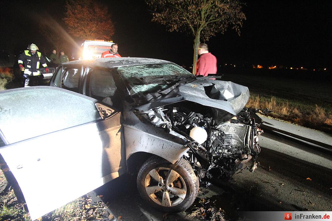 Auto prallt bei Haig gegen Baum: Vater und zwölfjähriger Sohn schwer verletzt