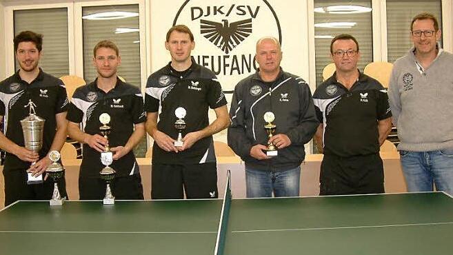 Tischtennis-Vereinsmeister beim DJK-SV Neufang wurde Michael Kolb (links). Rechts daneben die Nächstplatzierten mit Manuel Gebhardt, Michael Beitzinger, Roland Rehm (Doppelsieger mit Gebhardt), Abteilungsleiter Rainer Kolb und Vorsitzender Bernd Haderlein. Foto: Hans Franz