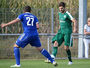 Sebastian Brand (rechts) ist wieder fit und soll der abstiegsgefährdeten Reserve des TSV Neudrossenfeld wieder mehr Sicherheit verleihen.  Foto: Peter Mularczyk